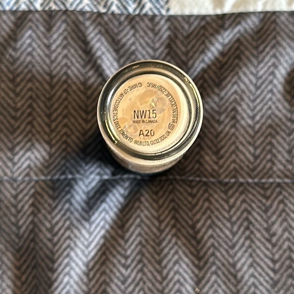 Mac Studio Fix Fluid NW15 - Picture 2 of 2